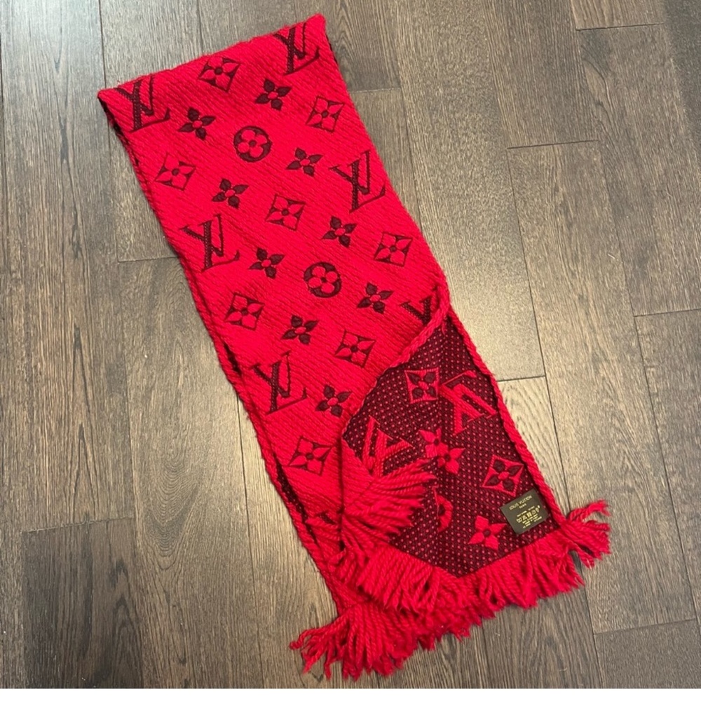 LV scarf